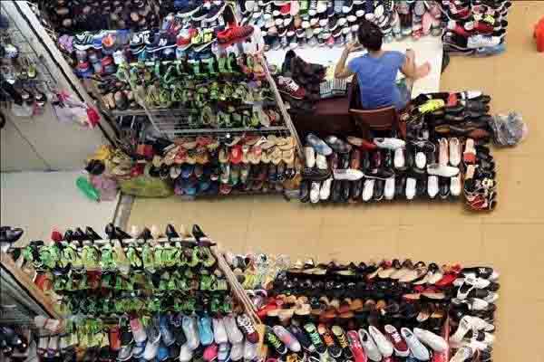 Một số chợ ở Việt Nam có bán sỉ các loại giày dép Quảng Châu giá rẻ